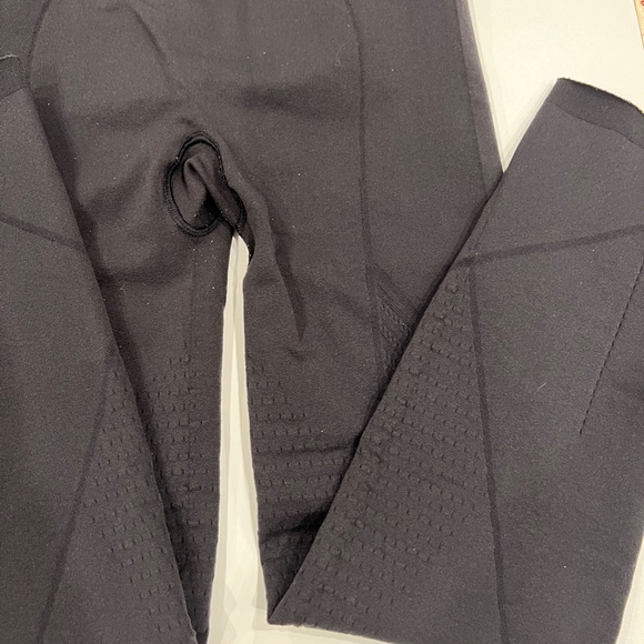 Lululemon Time Warp Tight Black, Black (6) - Picture 10 of 12